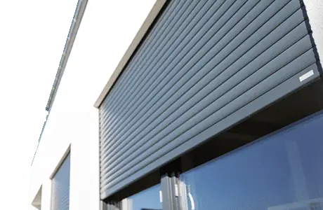 Ansicht eines Fensters mit verborgenen Aufsatz-Rolladen