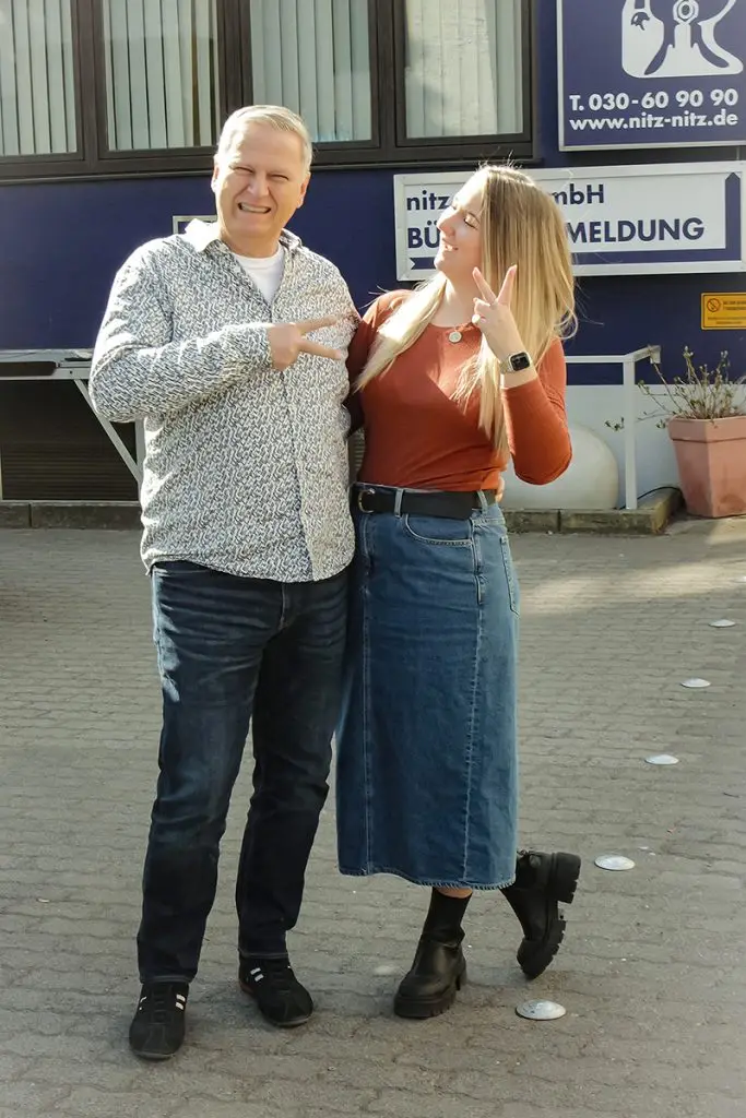 Antonia Rinke und Michael Rinke vor dem Firmengebäude der nitz + nitz GmbH in Berlin Britz