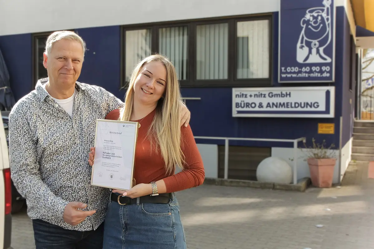 Antonia und Michael Rinke vor der nitz+nitz GmbH