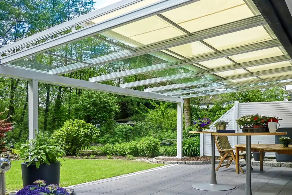 Vitello Flex Glasterrassendach mit Schiebeelementen und integrierter Markise.