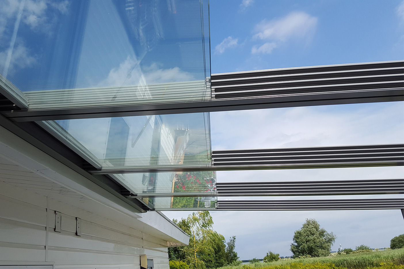Vitello Flex Glasterrassendach mit Sparren für ein vierspuriges Schiebesystem