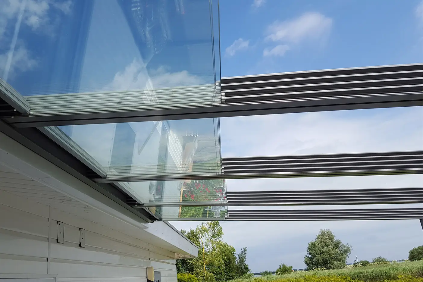 Vitello Flex Glasterrassendach mit Sparren für ein vierspuriges Schiebesystem