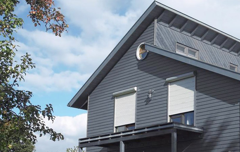 Ansicht einer Hausfassade mit Vorbau-Rollläden